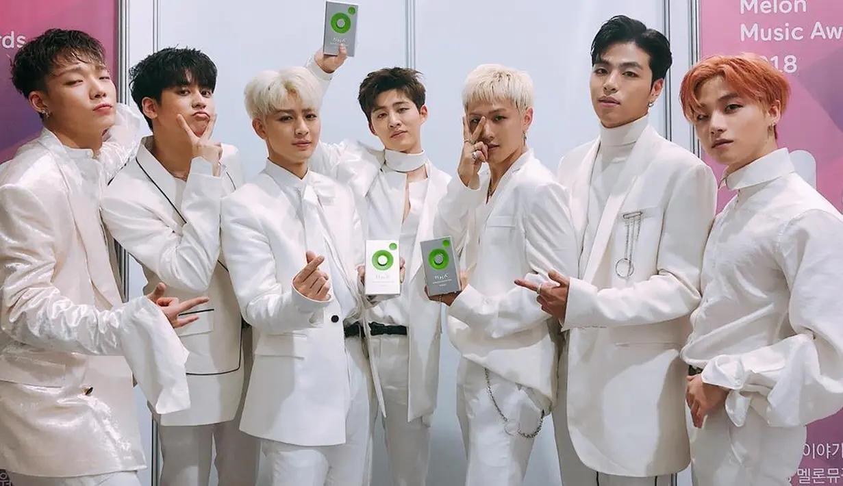 Seperti  gaya pakaian formal saat mereka mendapatkan penghargaan tertinggi dalam kategori Song of The Year di acara Melon Music Awards 2018 lalu ini. Serba putih, iKON memberikan ucapan terimakasih pada penggemarnya.  (Liputan6.com/Instagram/@withikonic)