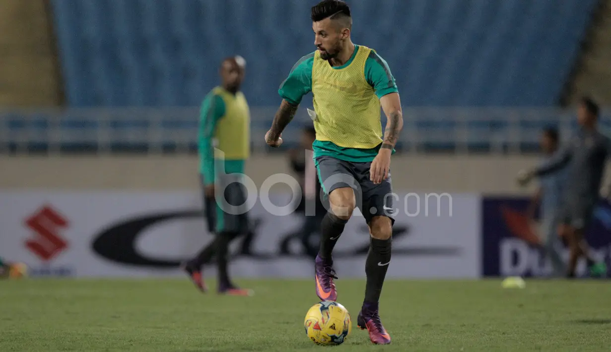 Gelandang Timnas Indonesia, Stefano Lilipaly, diharapkan mampu mendobrak pertahanan Vietnam dalam laga leg kedua semifinal Piala AFF 2016 di Stadion My Dinh, Hanoi, Vietnam, Rabu (7/12/2016) nanti. (Bola.com/Peksi Cahyo)