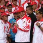 Presiden Joko Widodo atau Jokowi berbincang dengan atlet saat acara pelepasan Kontingen Indonesia untuk SEA Games 2019 Filipina di Istana Bogor, Rabu (27/11/2019). Sebanyak 841 atlet Indonesia akan bertanding pada SEA Games Filipina di 51 cabang olahraga. (Liputan6.com/Angga Yuniar)