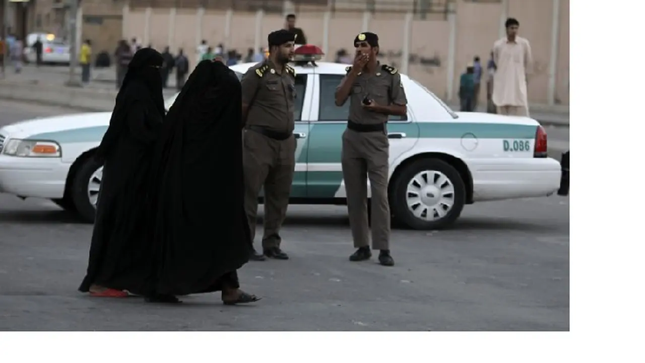Saudi Pertimbangkan Ringankan Aturan Perempuan Bepergian