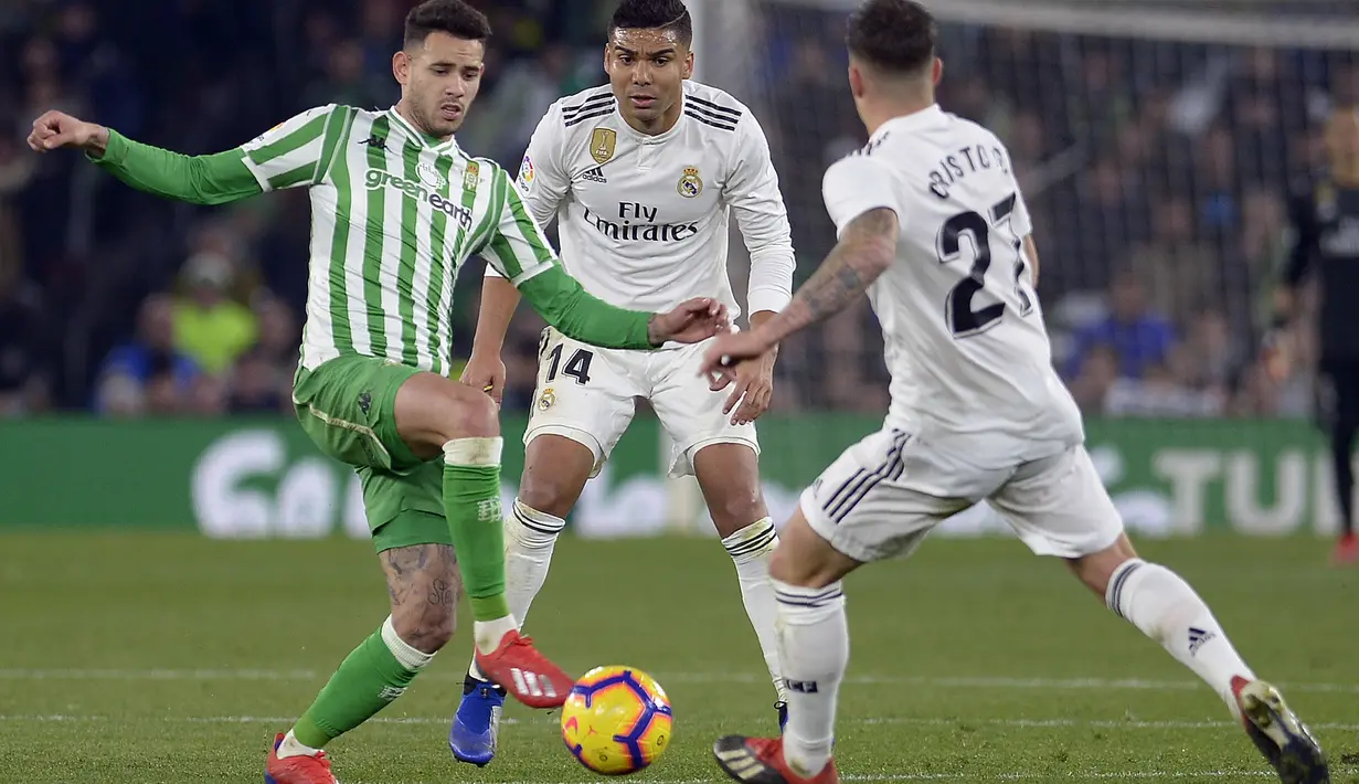 Aksi pemain Real Betis, Tony Sanabria pada laga lanjutan La Liga Spanyol yang berlangsung di stadion Benito Villamarin, Senin (14/1). Real Madrid menang 2-1 atas Real Betis. (AFP/Cristina Quicler)
