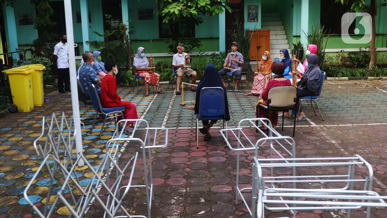 FOTO: Aktivitas Lansia Mengisi Waktu Sambil Berlatih