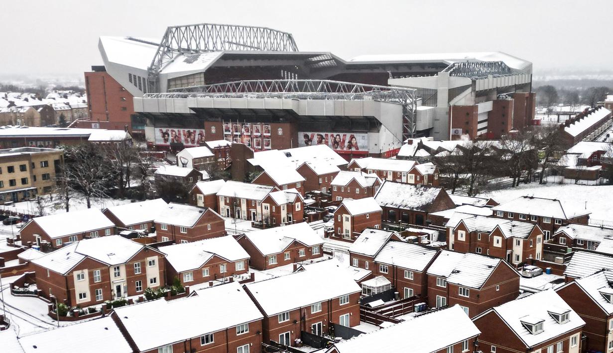 Salju menutupi Stadion Anfield dan bangunan di kota Liverpool menjelang laga lanjutan Liga Inggris 2024/2025 antara Liverpool melawan Manchester United pada Minggu (05/01/2025). (AFP/Darren Staples)