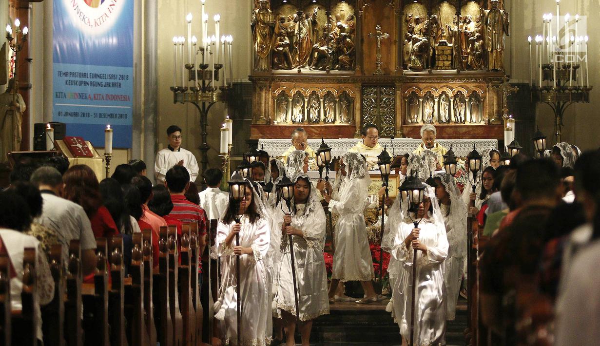  FOTO  Suasana Misa Natal di  Gereja  Katedral News 