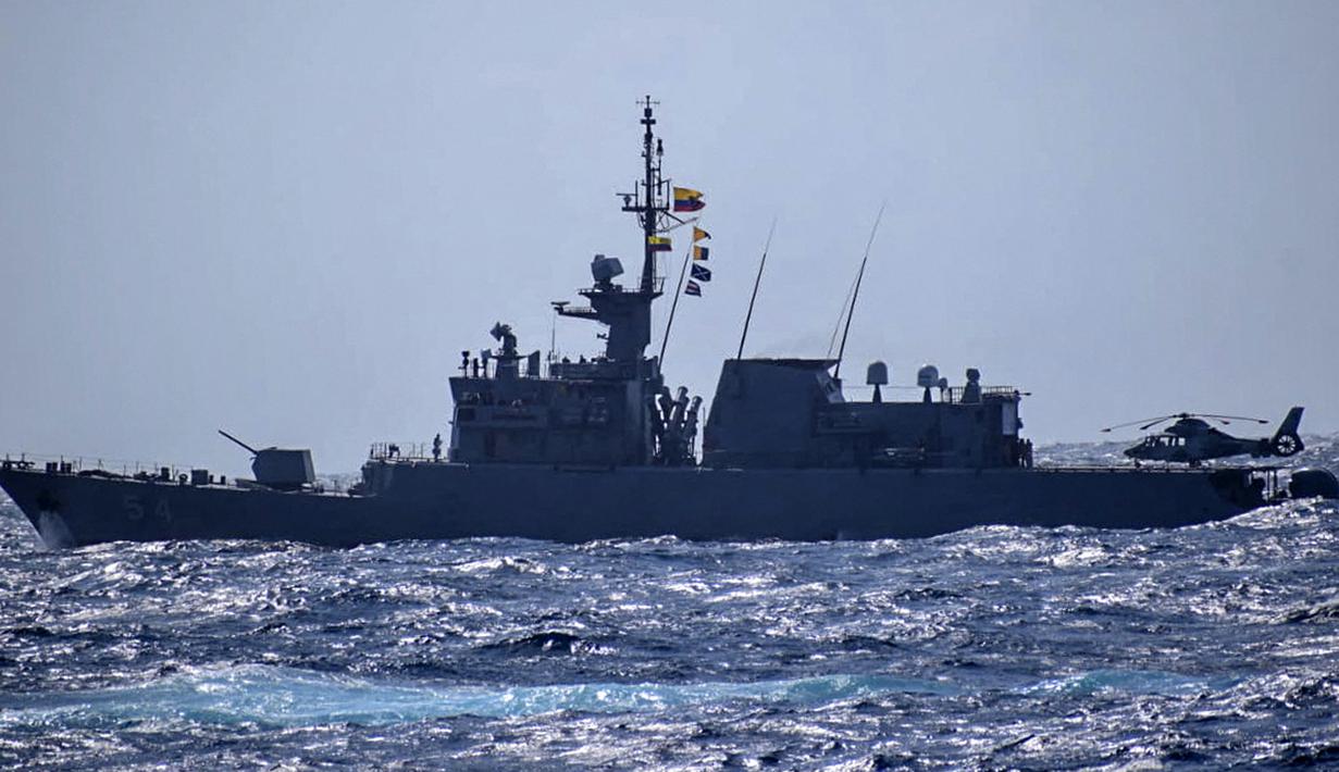 Pemandangan fregat tentara Kolombia saat latihan militer 70 mil laut (130 kilometer) di lepas pantai Cartagena, Kolombia, 28 Februari 2022. Latihan untuk memperkuat perang melawan perdagangan narkoba dan melindungi kedaulatan nasional. (PRENSA ARMADA DE COLOMBIA/Colombian National Navy/AFP)