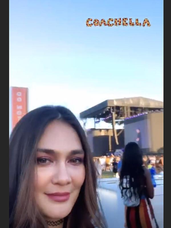 intip gaya luna maya saat nonton coachella 2019