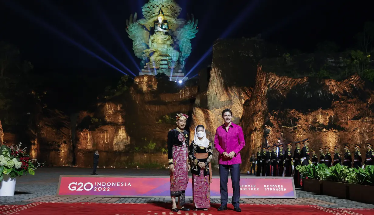 <p>Presiden Indonesia Joko Widodo didampingi Ibu Negara Iriana Widodo berpose bersama Perdana Menteri Kanada Justin Trudeau (kanan) pada 'Welcoming Dinner and Cultural Performance G20 Indonesia' di Taman Budaya Garuda Wisnu Kencana Bali, Selasa malam (15/11/2022). Para pemimpin negara dan lembaga dunia dalam acara tersebut kompak mengenakan baju batik khas Indonesia. (Willy Kurniawan/Pool Photo via AP)</p>