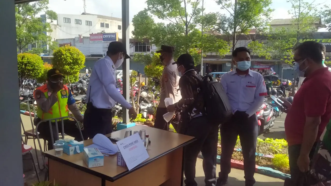 Pengecekan STRP terhadap penumpang KRL di Stasiun Tangerang.