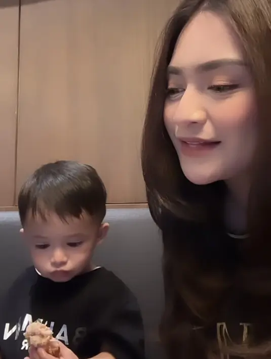 Rambut panjang kecoklatan tanpa poni pun diperlihatkan dengan wajah bermakeupnya.  (@nathalieholscher)