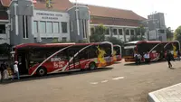 Dinas Perhubungan (Dishub) Kota Surabaya menyiapkan 110 shuttle bus gratis untuk penonton Piala Dunia U-17. (Dian Kurniawan/Liputan6.com)