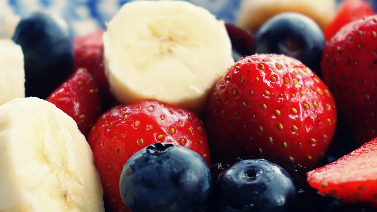 Berries//copyright pexels/Suzy Hazelwood