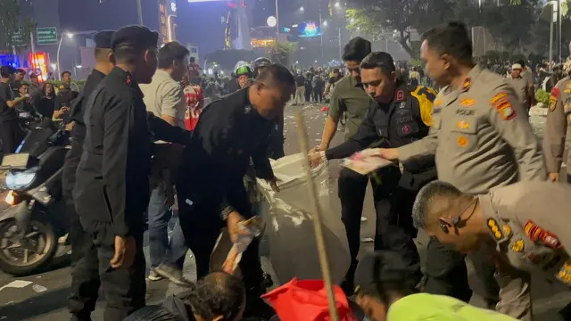 Wakapolda Metro Jaya Brigjen Pol Dekananto Eko Purwono turun langsung memunguti sampah yang berserakan usai demo a