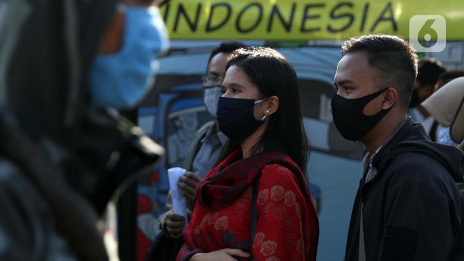 Calon penumpang KRL Commuterline mengenakan masker saat di area pedestrian Stasiun Terpadu Tanah Abang, Jakarta, Kamis (27/8/2020). Guna menekan penyebaran Covid-19, aparat terkait terus menghimbau pentingnya menaati protokol kesehatan. (Liputan6.com/Helmi Fithriansyah)