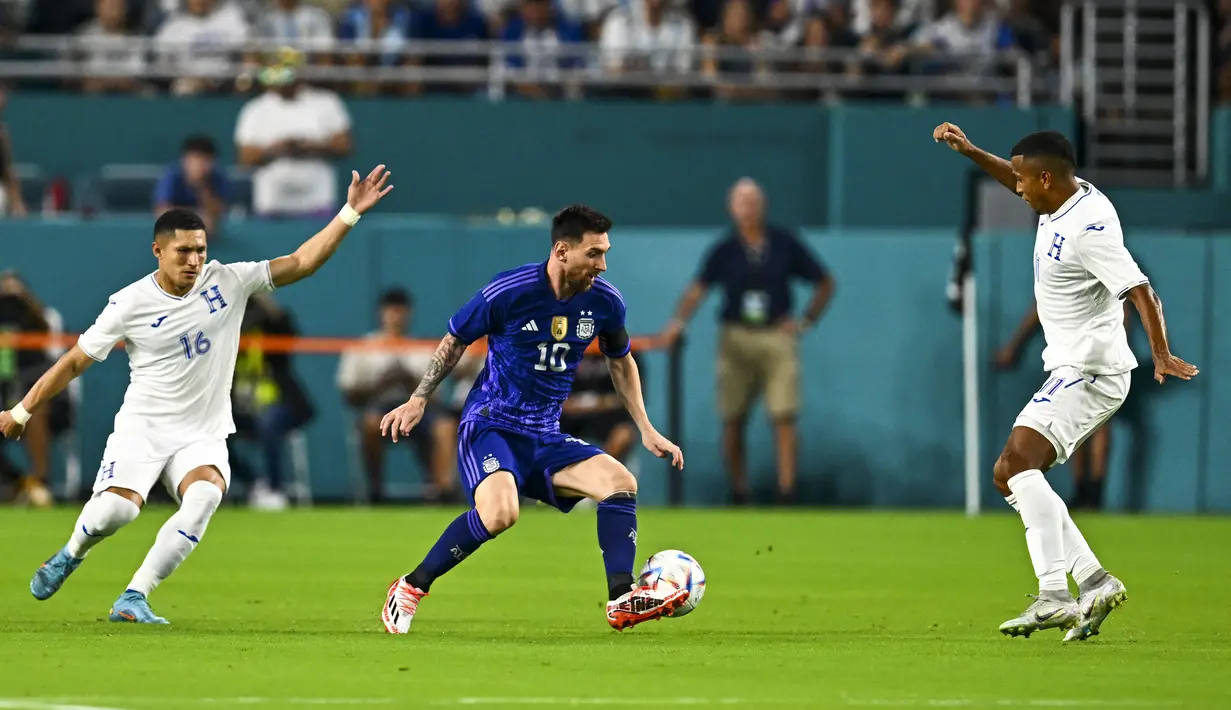Gol kedua Argentina lagi-lagi andil dari Messi yang memberikan umpan menusuk ke kotak penalti dan berhasil diterima oleh Giovani Lo Celso. Namun Lo Celso akhirnya dilanggar oleh pemain Honduras di dalam kotak penalti dan wasit menunjuk titik putih. (AFP/Chandan Khanna)