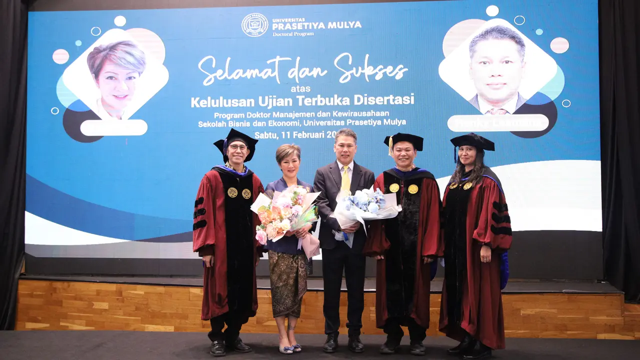 Dua praktisi Paulina Lo dan Henky Lesmana menjadi lulusan pertama program Program Doktor Manajemen dan Kewirausahaan, Universitas Prasetiya Mulya. (Istimewa)