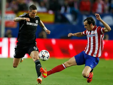 Bek tengah Atletico Madrid, Diego Godin (kanan) berusaha menahan laju Fernando Torres (Chelsea) dalam laga pertama semifinal Liga Champions di stadion Vicente Calderon, Madrid, (23/4/2014). (REUTERS/Javier Barbancho)