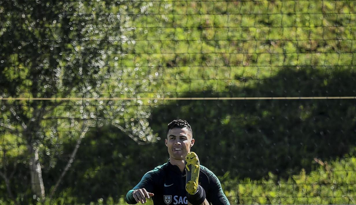 Striker Portugal, Cristiano Ronaldo, saat latihan jelang laga kualifikasi Piala Eropa di Lisbon, Selasa (19/3). Portugal akan berhadapan dengan Ukraina. (AFP/Patricia Del Melo Moreira)
