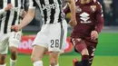 Pemain Juventus Stephen Lichtsteiner mengendalikan bola dalam lanjutan Coppa Italia kontra klub sekota mereka, Torino di Stadion Allianz, Rabu (3/1). Juventus berhasil menang dengan skor 2-0 dan melenggang ke babak semifinal. (Andrea Di Marco/ANSA via AP)