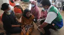 Paramedis memeriksa kesehatan pengungsi korban ledakan kilang minyak Balongan di Pendopo Kabupaten Indramayu, Senin (29/03/2021). Sekitar 900 warga saat ini mengungsi dari lima desa terdampak ledakan kilang minyak Balongan.  (merdeka.com/Arie Basuki)
