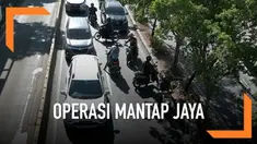 Menghindari Razia operasi Mantap jaya pengendara motor di kawasan Jalan Pramuka nekad melawan arus. Mereka tidak menghiraukan keselamatan dirinya dan pengendara lain. Polda Metro Jaya mulai menggelar operasi Mantap Jaya untuk menindak para pelanggar ...