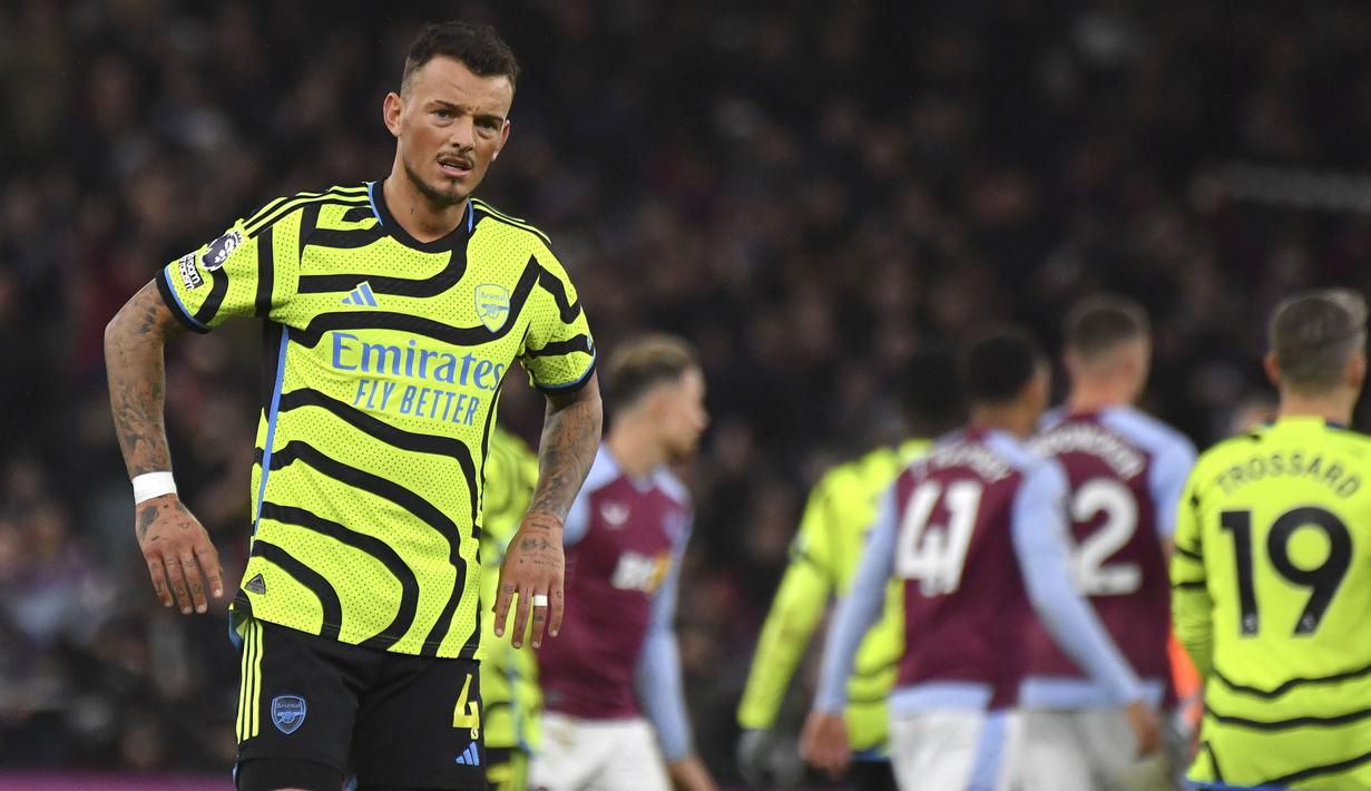 Reaksi kecewa bek Arsenal, Ben White setelah dikalahkan Aston Villa 0-1 pada laga pekan ke-16 Liga Inggris 2023/2024 di Villa Park, Birmingham, Minggu (10/12/2023) dini hari WIB. (AP Photo/Rui Vieira)