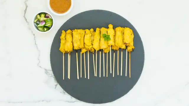 Hidangan telur gulung khas Indonesia dengan saus unik