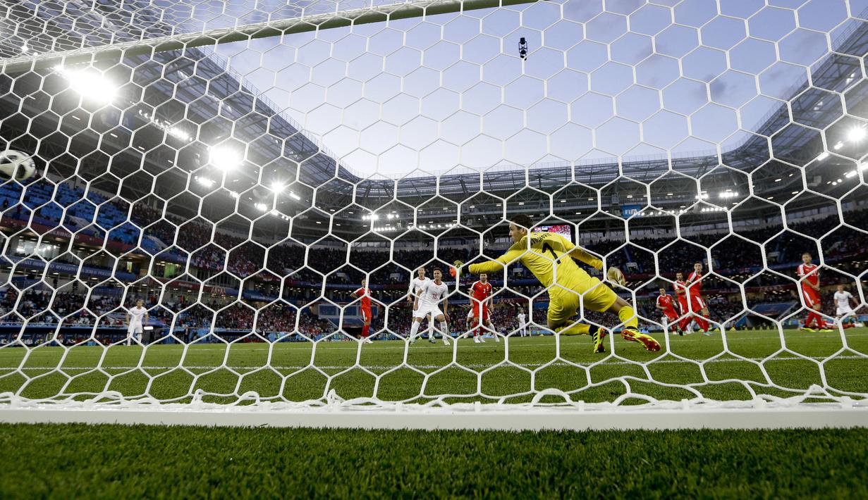 Proses terjadinya gol yang dicetak gelandang Swiss, Granit Xhaka, ke gawang Serbia pada laga grup E Piala Dunia di Stadion Kaliningrad, Kaliningrad, Jumat (22/6/2018). Swiss menang 2-1 atas Serbia. (AP/Victor Caivano)