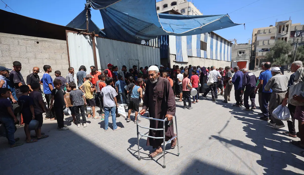 Nyaris seluruh infrastruktur di Gaza hancur, layanan kesehatan lumpuh, dan beragam bantuan kemanusiaan tidak bisa masuk akibat blokade militer Israel yang membuat penduduk terjebak dalam kelaparan massal. (Eyad BABA/AFP)