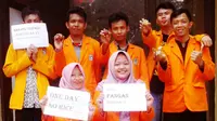 Dalam rangka memperingati Hari Pangan Sedunia, sejumlah mahasiswa yang menggelar kampanye One Day No Rice di Polewali Mandar, Sulawesi Barat. (Liputan6.com/Ahmad Yusran)