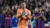 Kiper Barcelona Marc-Andre ter Stegen (tengah), Ansu Fati (kiri), dan Pedri bertepuk tangan kepada para penggemar pada akhir pertandingan sepak bola Liga Spanyol antara Rayo Vallecano dan Barcelona di Stadion Vallecas, Madrid, Spanyol, Rabu (26/4/2024). (AP Photo/Pablo Garcia)