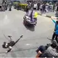 Tangkapan layar menunjukan peserta terkapar setelah polisi melontarkan gas air mata ke arah kerumunan aksi di Aceh Barat, Senin (12/9/2022)