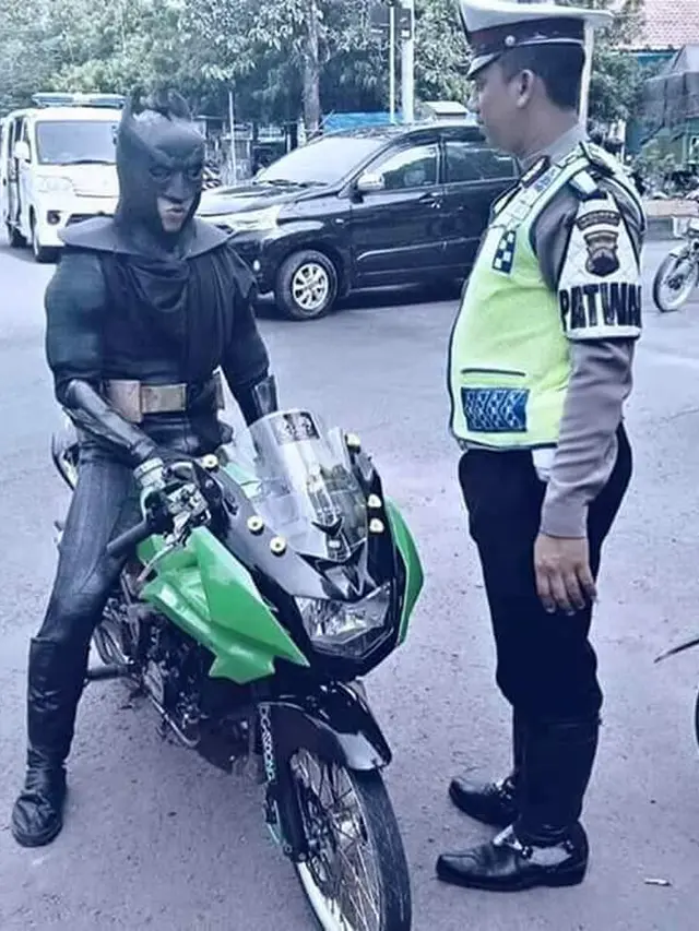 5 Potret Nyeleneh Orang Pakai Kostum Batman Ini Bikin Geleng Kepala