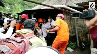 Seorang warga penyandang disabilitas dievakuasi dari rumahnya di Karangasem.