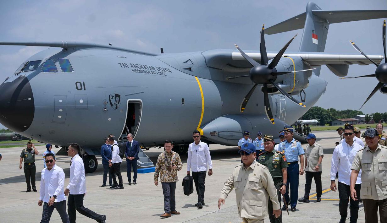 Presiden Indonesia Prabowo Subianto (depan) menghadiri upacara serah terima salah satu dari dua pesawat angkut militer Airbus A-400M kepada TNI AU di Pangkalan Udara Halim, Jakarta, pada Senin 3 November 2025. (BAY ISMOYO/AFP)