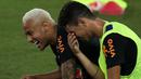 Neymar (kiri) dan Oscar tertawa bersama usai mengikuti sesi latihan sebelum melawan Bolivia pada kualifikasi Piala Dunia di Arena das Dunas Stadium, Natal, Brasil, (03/10/2016). (EPA/Macelo Sayao)