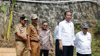Penjabat (Pj) Gubernur Jawa Tengah, Nana Sudjana mendampingi Presiden Joko Widodo (Jokowi) meninjau realisasi bantuan pompa air di Desa Krendowahono, Kecamatan Gondangrejo, Kabupaten Karanganyar, Rabu, 19 Juni 2024.