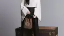 Baru-baru ini, rumah mode tersebut mengumumkan House Ambassador terbarunya yaitu aktris Jun Ji Hyun, atau dikenal juga dengan Gianna Jun. Pada foto pengumumannya, Gianna tampil elegan dengan blouse panjang putih dan loose pants warna hitam. [Dok/Louis Vuitton].