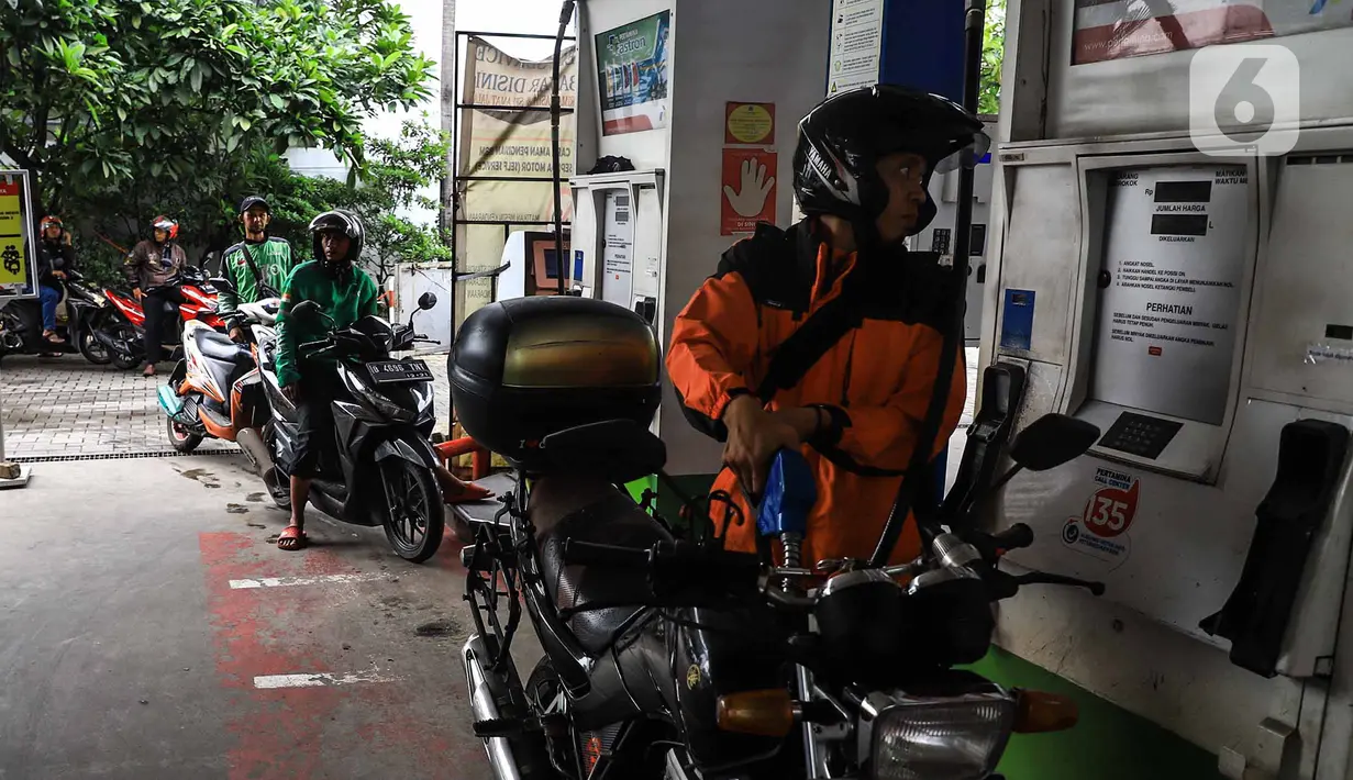 Pengendara motor melakukan pengisian baham bakar minyak (BBM) di SPBU, Jakarta, Rabu (5/2/2020). Pemerintah mencanangkan pembangunan BBM Satu Harga di 83 titik di Indonesia pada tahun 2020. (Liputan6.com/Angga Yuniar)