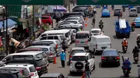  Minimnya lahan parkir di kawasan tersebut menjadi alasan utama para pengendara ini memarkirkan kendaraannya di bahu jalan, Senin (22/9/2014) (Liputan6.com/Johan Tallo) 