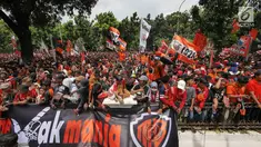 Jakmania mengawal Persija saat penyerahan piala Liga I di depan Balai Kota, Jakarta, Sabtu (15/12). Kemenangan Persija di Liga 1 jadi momen bersejarah bagi masyarakat Ibu Kota. (Liputan6.com/Herman Zakharia)