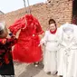 Meskipun ia menikah dengan mengenakan satu gaun, Xiang lalu menggandakan gaunnya hingga 3 buah --untuk setiap musim.
