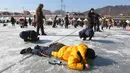 Peserta saat mengikuti lomba memancing ikan trout di sungai yang membeku di Hwacheon, Korea Selatan (6/1). Kontes ini merupakan bagian dari festival es tahunan yang menghasilkan lebih dari 1.000.000 pengunjung setiap tahunnya. (AP Photo/Ahn Young-joon)