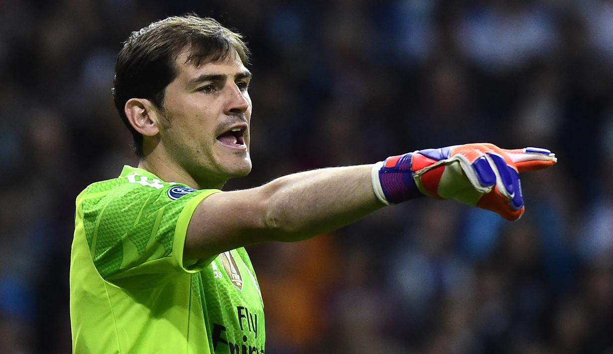 Kiper Real Madrid, Iker Casillas saat menghadapi Schalke pada laga leg kedua babak 16 besar Liga Champions 2014/2015 di Santiago Bernabeu Stadium, Madrid (10/3/2015). Iker Casillas sebenarnya berencana untuk menjadikan Real Madrid sebagai satu-satunya klub sepanjang kariernya hingga berencana pensiun di Santiago Bernabeu. Lima gelar La Liga dan 3 trofi Liga Champions yang diraihnya dari total 725 laga jadi simbol kesuksesannya. Namun akibat berselisih dengan petinggi klub, ia dilepas gratis ke FC Porto pada awal musim 2015/2016. (AFP/Gerard Julien)