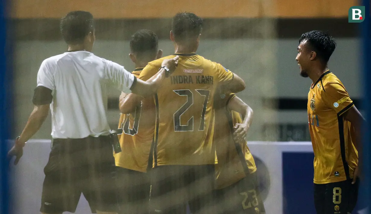 <p>Pemain Bhayangkara FC melakukan selebrasi usai mencetak gol pertama timnya yang diciptakan oleh Wahyu Subo Seto (kanan kedua) saat laga pekan ketiga BRI Liga 1 2022/2023 antara Bhayangkara FC melaran Persebaya Surabaya di Stadion Wibawa Mukti, Cikarang, Minggu (07/08/2022). (Bola.com/Bagaskara Lazuardi)</p>