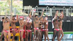 Altet polo air putra Indonesia merayakan kemenangan atas Filipina di SEA Games XXIX di National Aquatic Centre, Kuala Lumpur, Minggu (20/8). Tim Polo Air Indonesia menang dengan skor 12-5 atas Filipina. (Liputan6.com/Faizal Fanani)