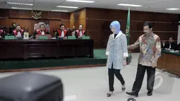 Romi Herton bersama Istri saat memasuki ruang sidang. Romi dan Istrinya akan mendengarkan pembacaan vonis di Pengadilan Tipikor, Jakarta, Senin (9/3/2015). (Liputan6.com/Andrian M Tunay)