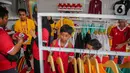 Ragam souvenir Piala Dunia U-17 Indonesia 2023 dibuat dengan melibatkan UMKM di Tanah Air. (Liputan6.com/Faizal Fanani)