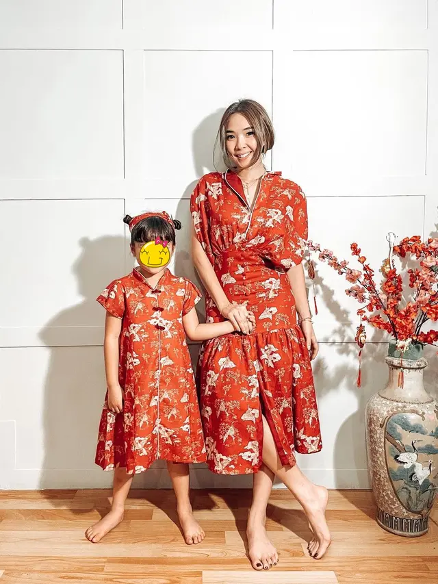 7 Gaya Seleb Pakai Busana Warna Merah Khas Imlek, Bisa Jadi Inspirasi