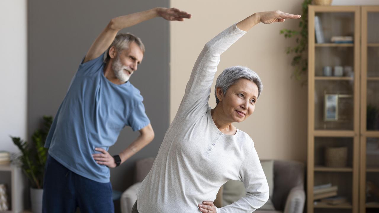 Ilustrasi lansia melakukan yoga