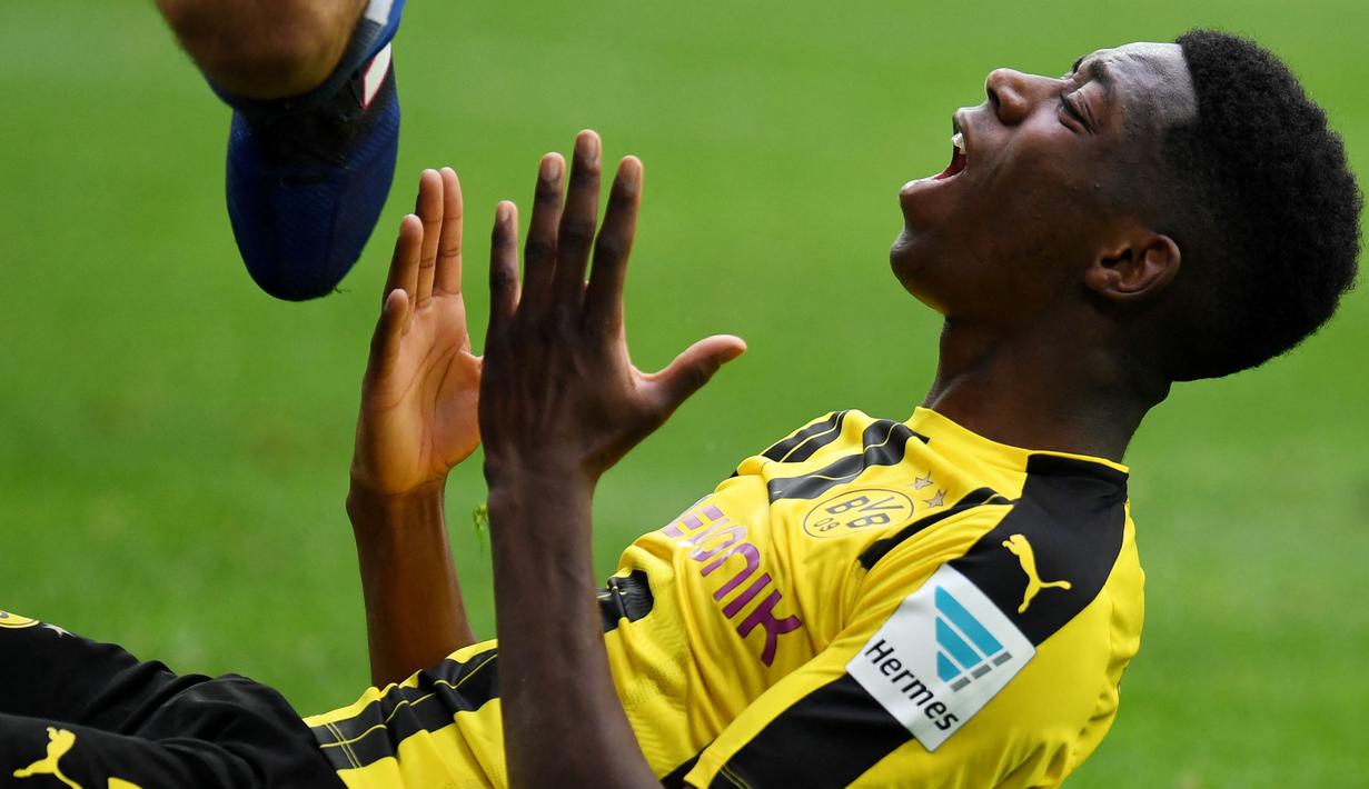 Sempat bersinggah sebentar di Borussia Dortmund, Ousmane Dembele dikontrak oleh Barcelona pada jendela transfer musim panas 2017. Meski memiliki potensi yang besar, ia kerap kali diterpa cidera yang memaksanya absen dalam waktu panjang. (AFP/Patrik Stollarz)